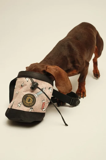 JUTTA TACSKÓ MINTÁS JUTALOMFALAT TARTÓ