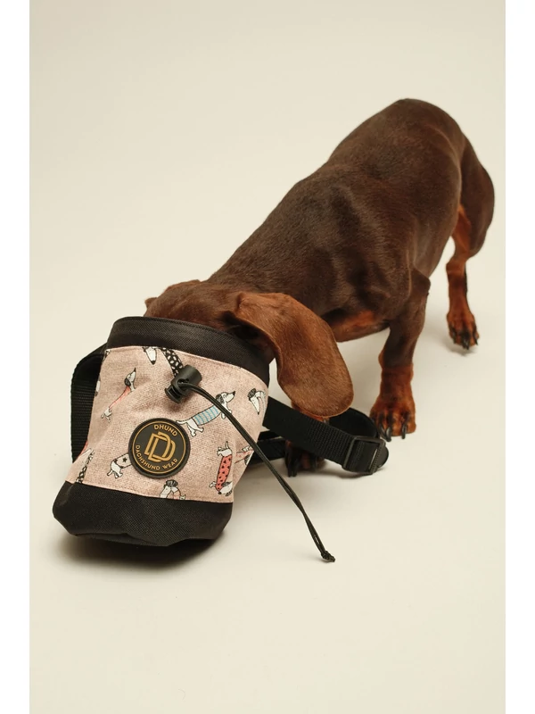 JUTTA TACSKÓ MINTÁS JUTALOMFALAT TARTÓ