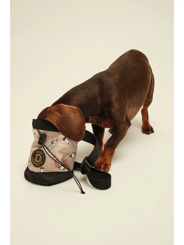 JUTTA TACSKÓ MINTÁS JUTALOMFALAT TARTÓ